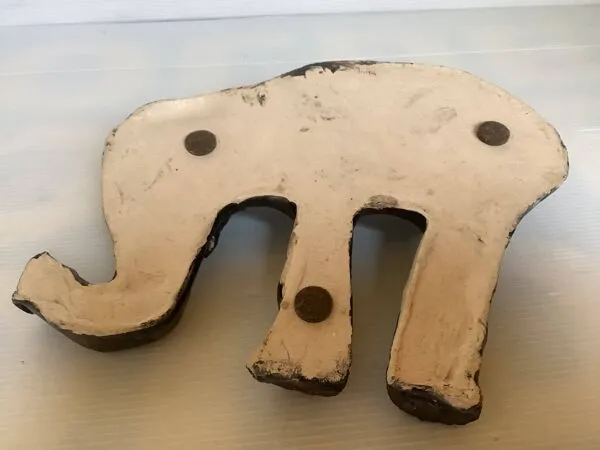 Illustration numéro 3 du produit Bougeoir éléphant céramique irisée signée