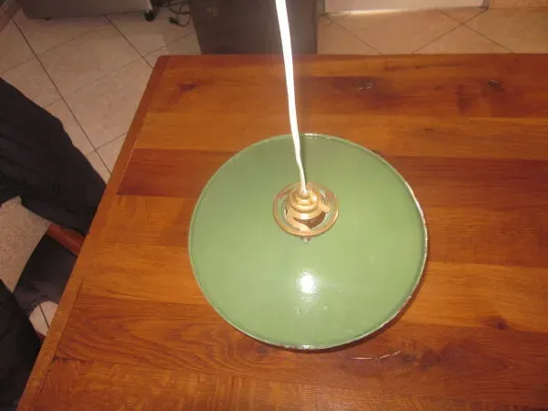 Illustration numéro 3 du produit Suspension ancienne en tole emaillée