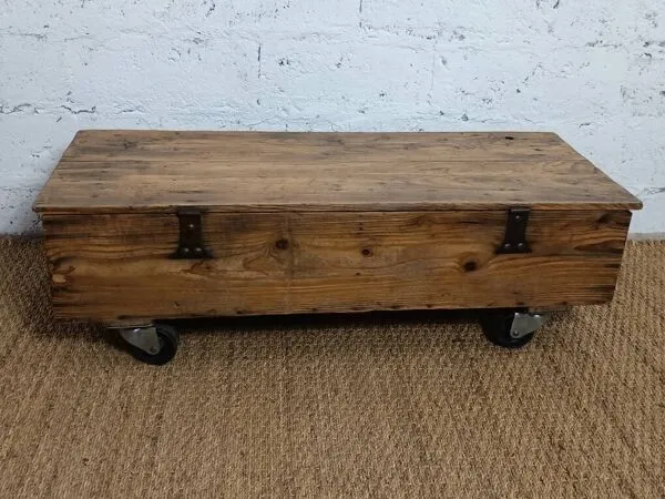 Illustration numéro 3 du produit Table basse rustique sur roulettes