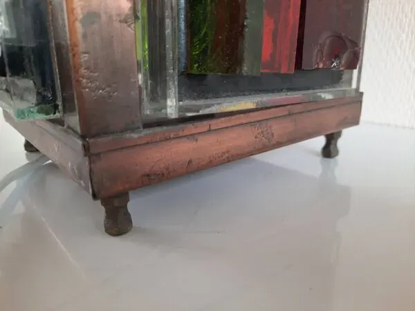Illustration numéro 3 du produit Lampe de table-lanterne en cuivre et verres multicolores années 60