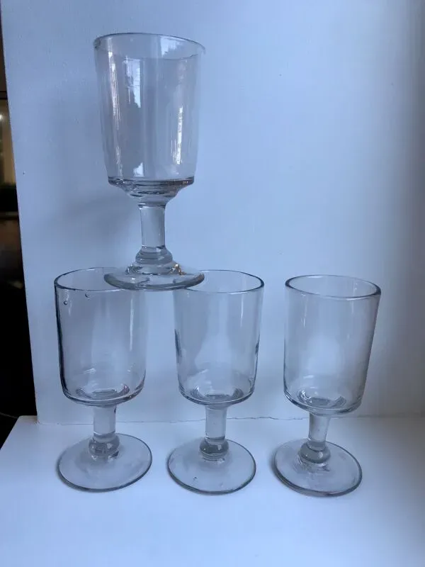 Illustration numéro 3 du produit Lot de 4 verres à vin en verre soufflé fin XIXème