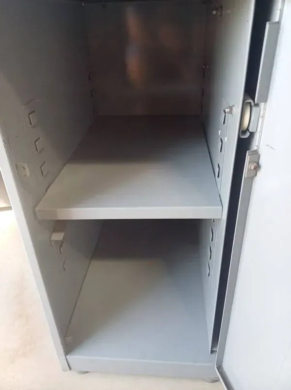 Illustration numéro 3 du produit Ancien casier industriel ptt 1975