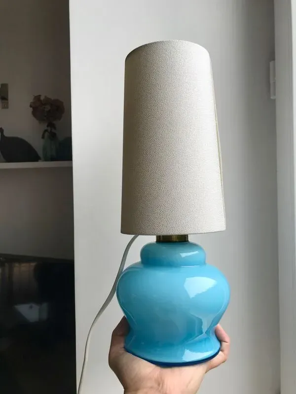 Illustration numéro 3 du produit Lampe avec pieds en opaline bleu et abat-jour conique texturé années 60-70