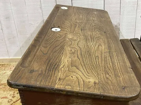 Illustration numéro 3 du produit Bureau d'écolier en chêne début XXème avec ses encriers en porcelaine