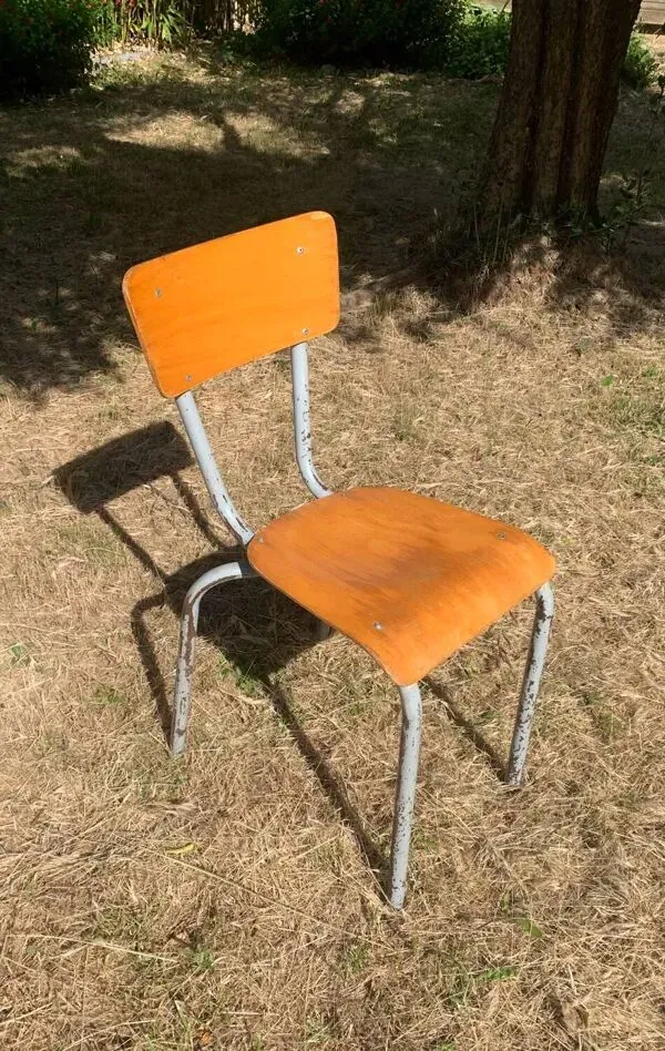 Illustration numéro 3 du produit Chaise d’école modèle adulte