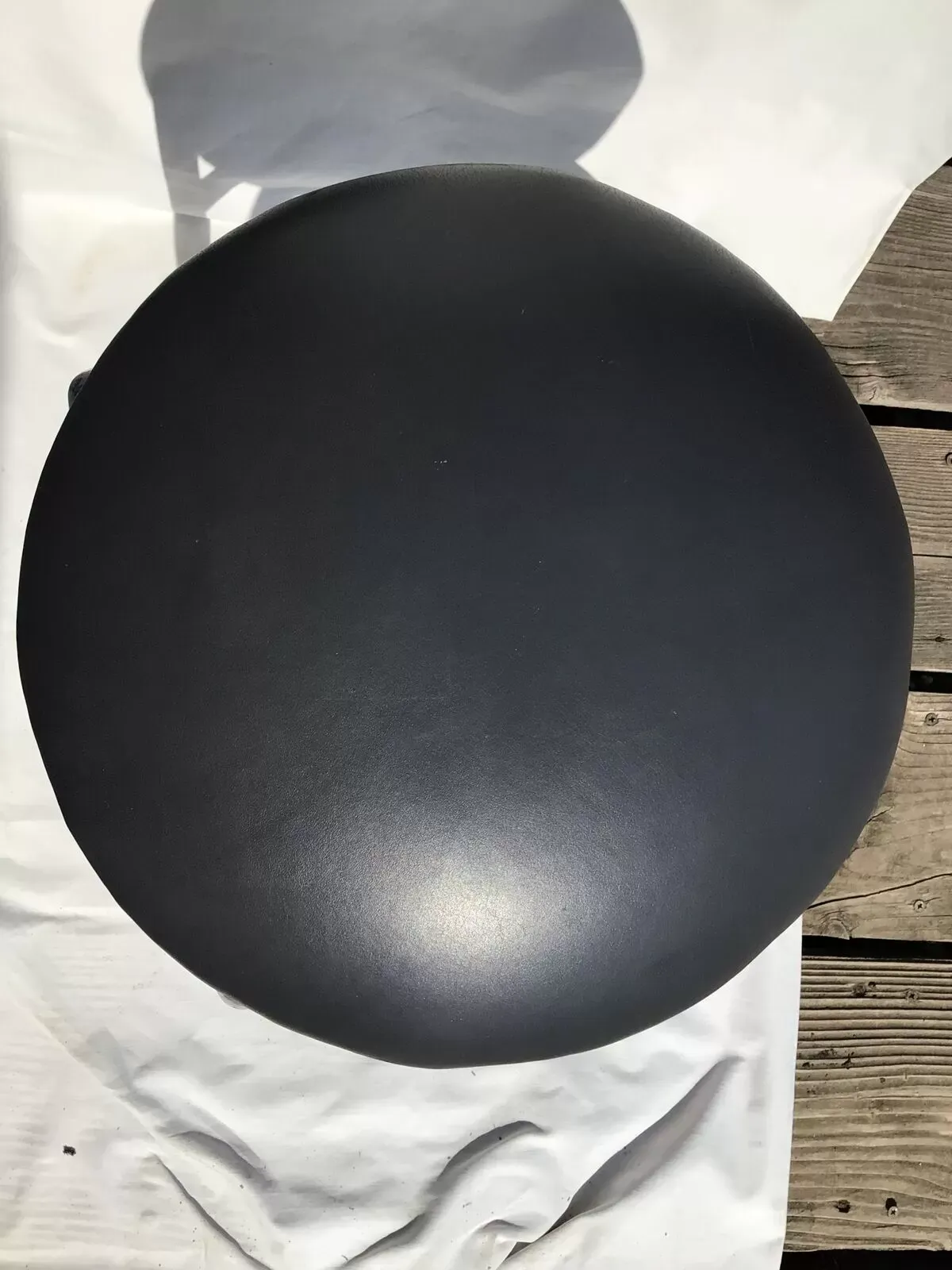 Illustration numéro 3 du produit Tabouret industriel assise cuir gris foncé