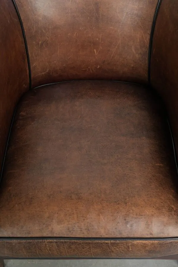 Illustration numéro 3 du produit Fauteuil club en cuir de mouton de style Art Déco avec un passepoil noir