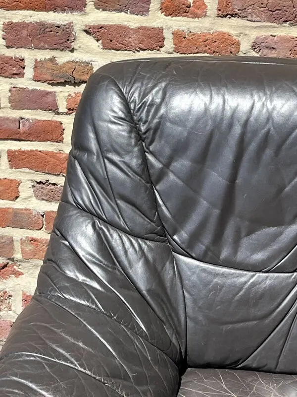 Illustration numéro 3 du produit Paire de fauteuils club en cuir patiné