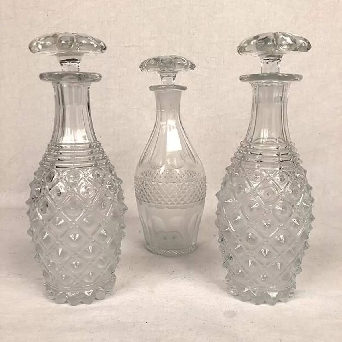 Illustration numéro 3 du produit Cabaret à liqueur en tôle peinte XIXe, carafes et verres attribués à la cristallerie du Creusot