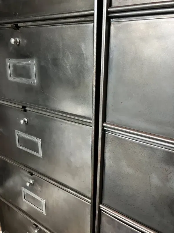 Illustration numéro 3 du produit Meubles à clapets métalliques année 1950