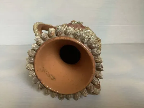 Illustration numéro 3 du produit Vase en coquillages art populaire