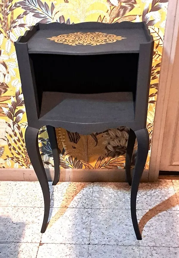 Illustration numéro 3 du produit Table de chevet 1930 bois repeint coloris noir rosace dorée