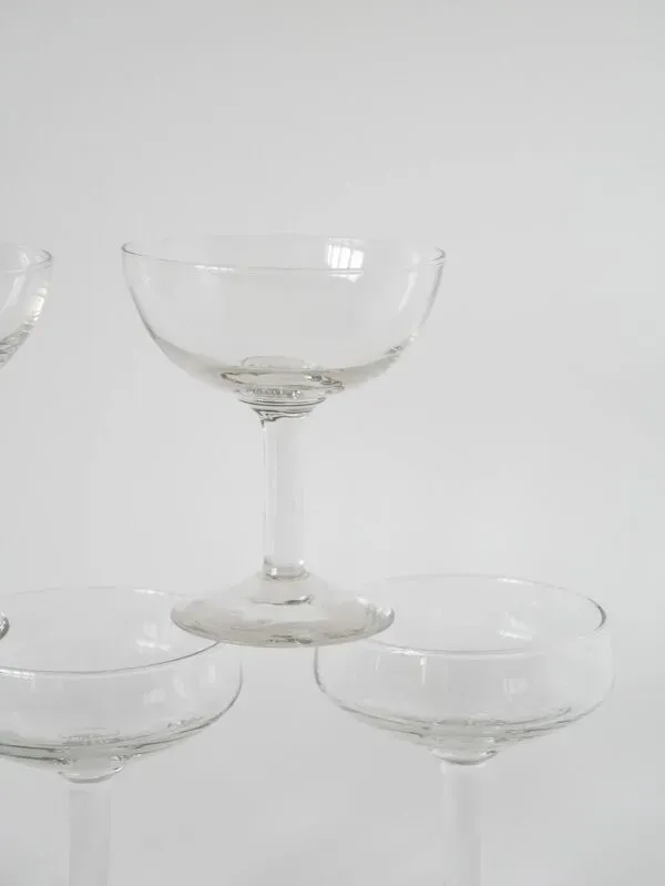 Illustration numéro 3 du produit Magnifique lot de 5 coupes à champagne en verre soufflé, début XXème