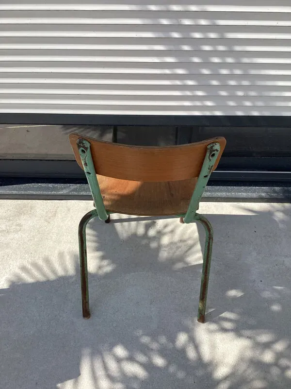 Illustration numéro 3 du produit Chaises écolier style vintage