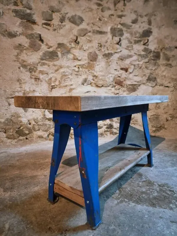 Illustration numéro 3 du produit Table d'établi industriel vintage avec pieds en fonte (Aux Forges de Vulcain)