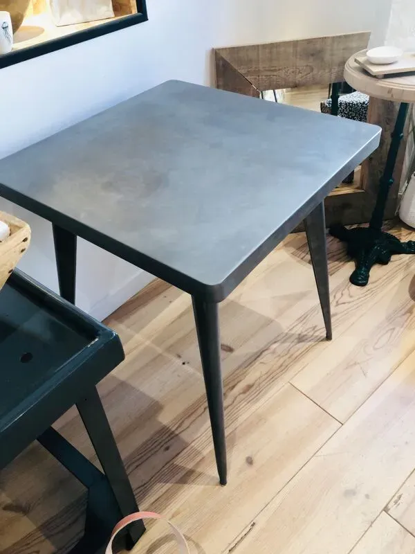 Illustration numéro 3 du produit Table