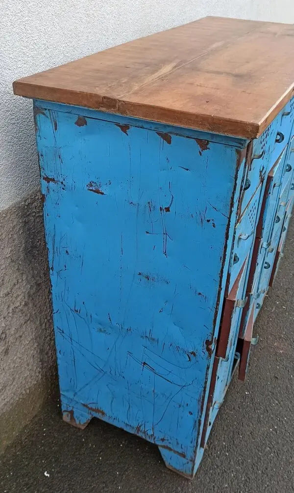 Illustration numéro 3 du produit Casier ancien en métal bleu avec plateau bois