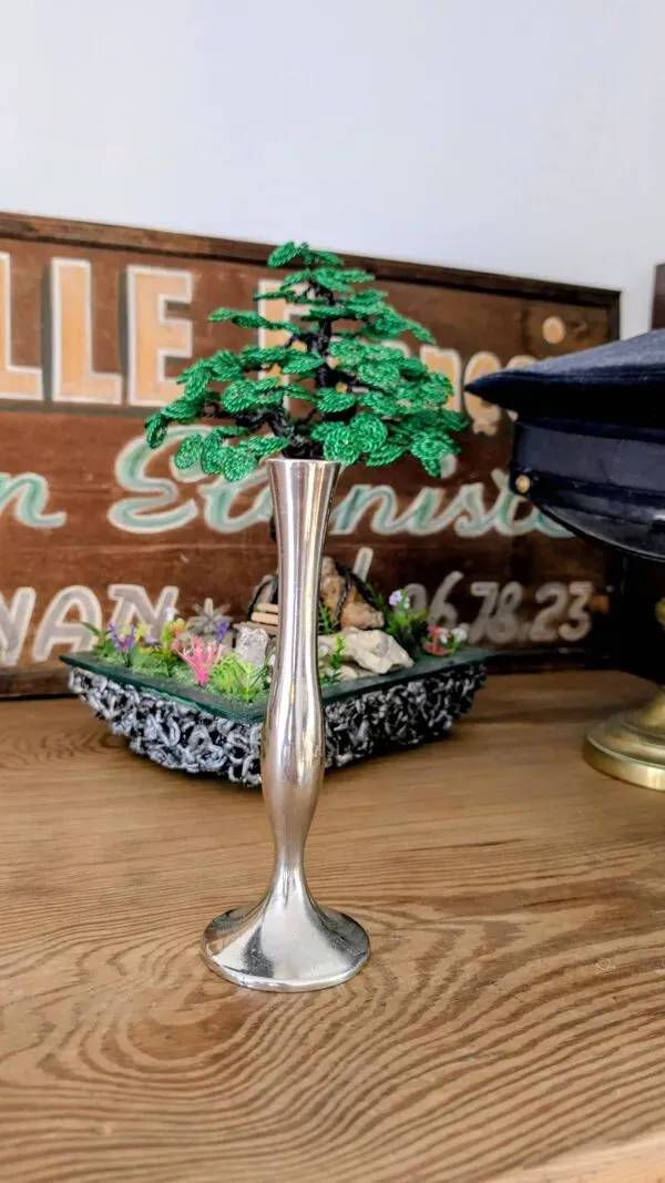 Illustration numéro 3 du produit Soliflore vintage Damart en métal poli – Design moderniste XXe siècle