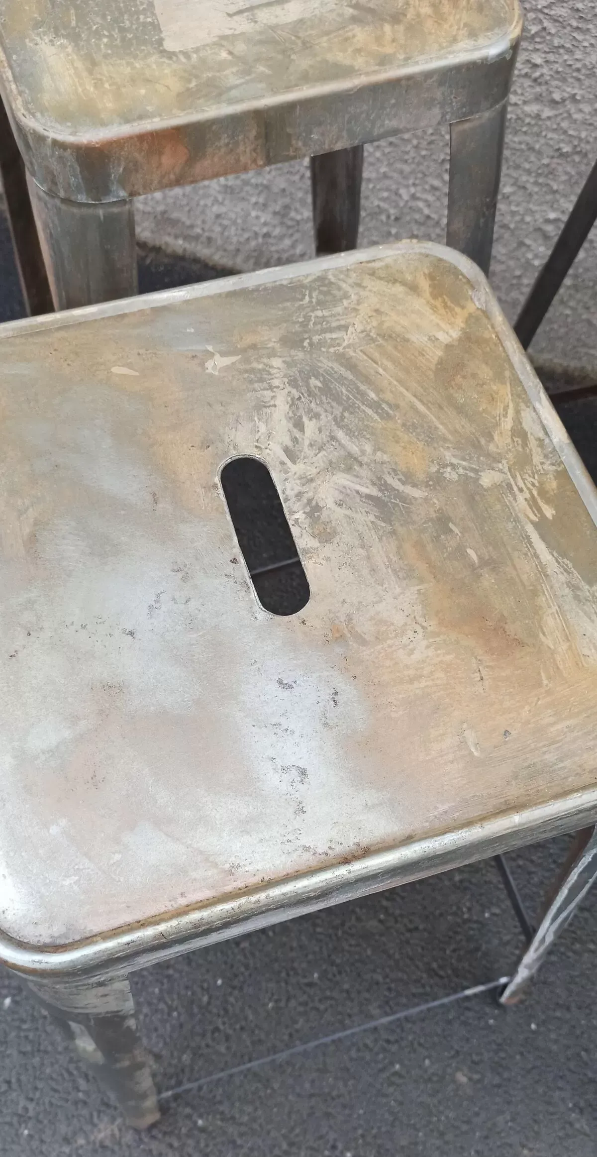 Illustration numéro 3 du produit Paire de tabourets en métal