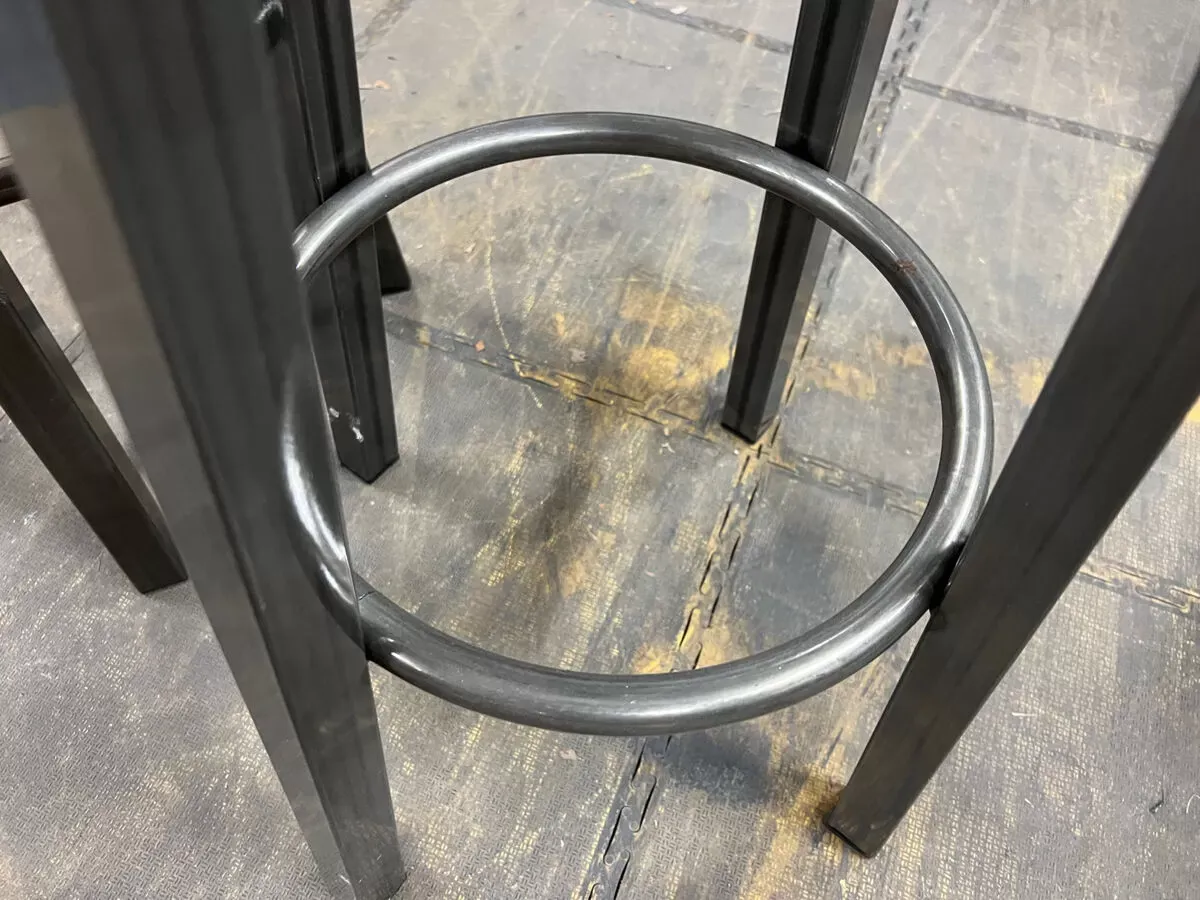 Illustration numéro 3 du produit Paire de tabourets