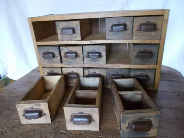 Illustration numéro 3 du produit Petit meuble de métier à tiroirs