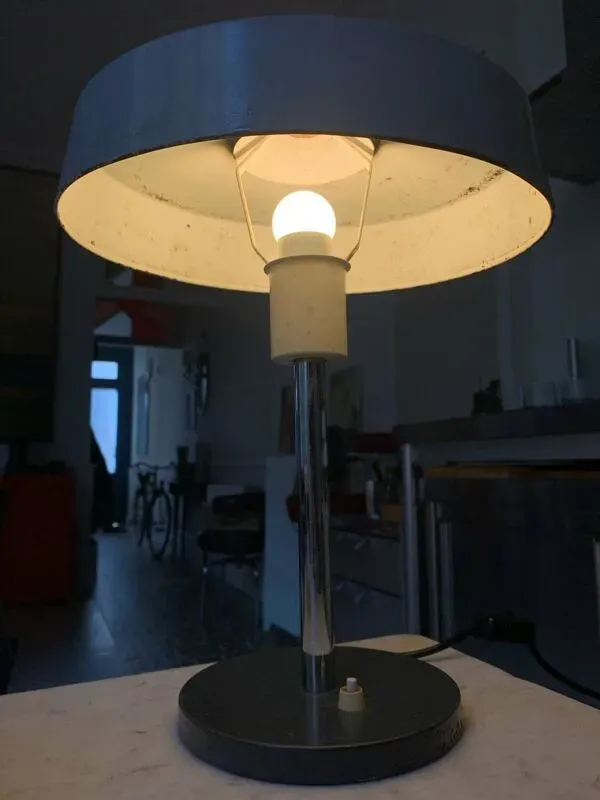 Illustration numéro 3 du produit Lampe en métal gris de style industriel, années 1950-60