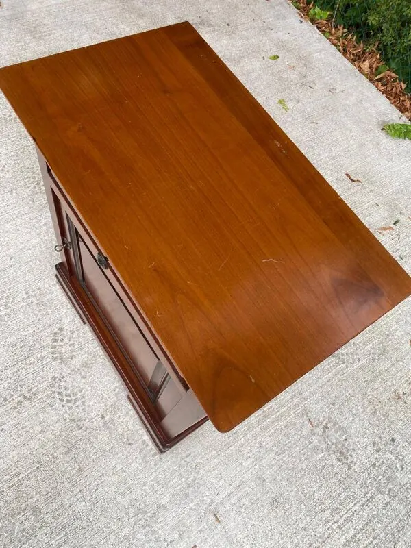 Illustration numéro 3 du produit Table de chevet bout de canapé bois style Louis-Philippe en merisier 1980