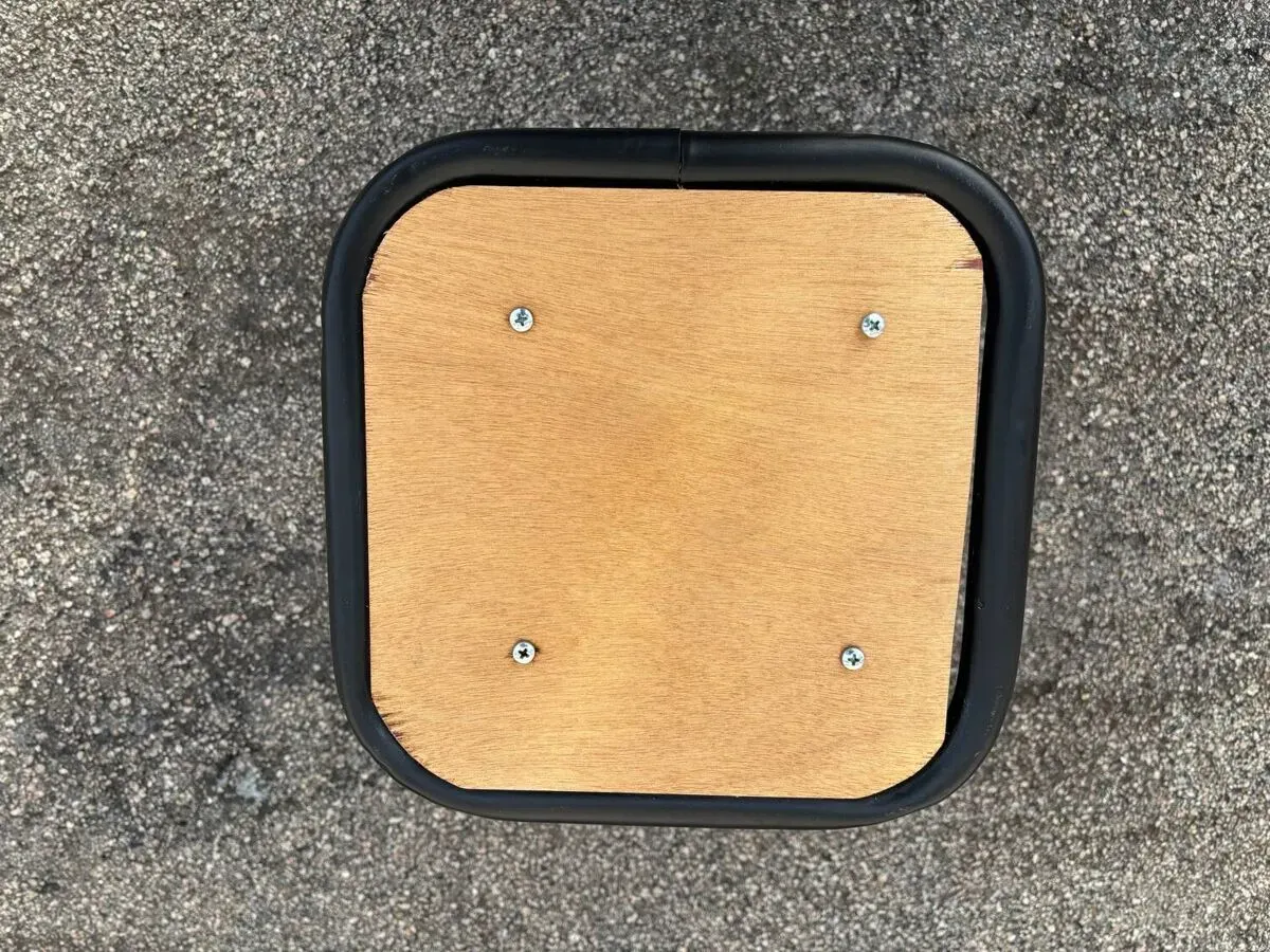 Illustration numéro 3 du produit Set de 12 tabourets industriels noirs