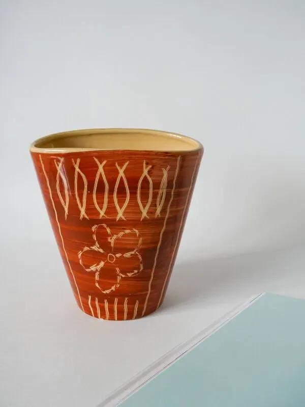 Illustration numéro 3 du produit Vase en céramique beige et marron à motifs, numéroté 1970