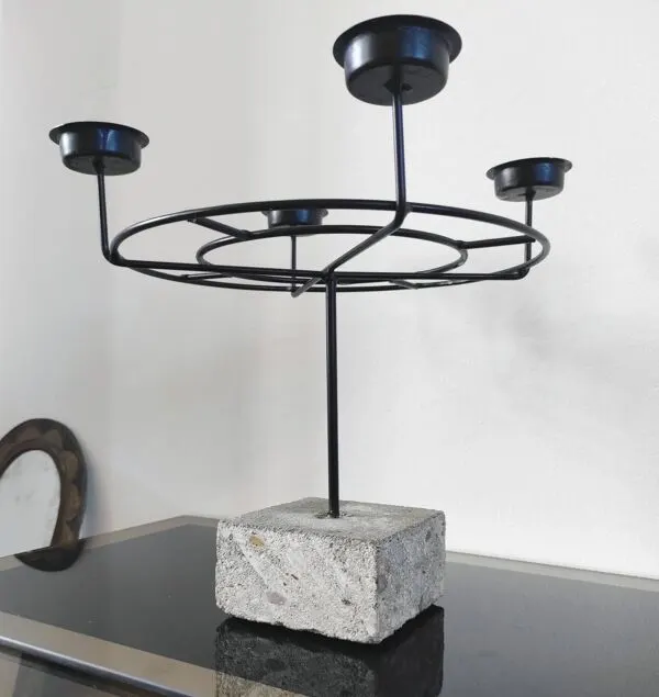 Illustration numéro 3 du produit Chandelier couronne de style industriel, brutaliste
