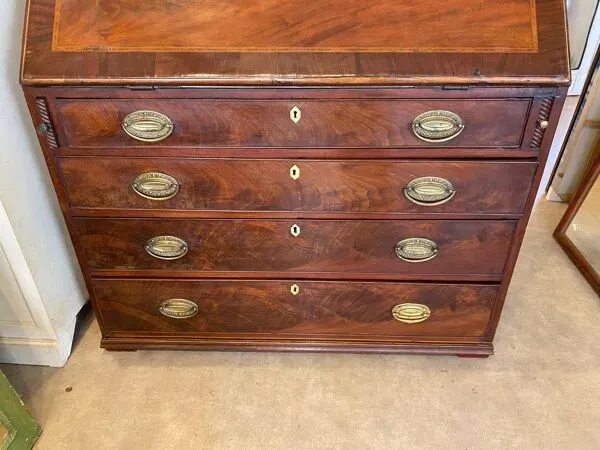 Illustration numéro 3 du produit Bureau scriban anglais xixeme acajou avec tiroirs ferrures bronze boutons en os