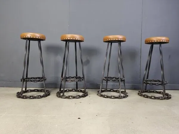 Illustration numéro 3 du produit Tabourets de bar brutalistes à maillons de chaîne, années 1970 - lot de 4