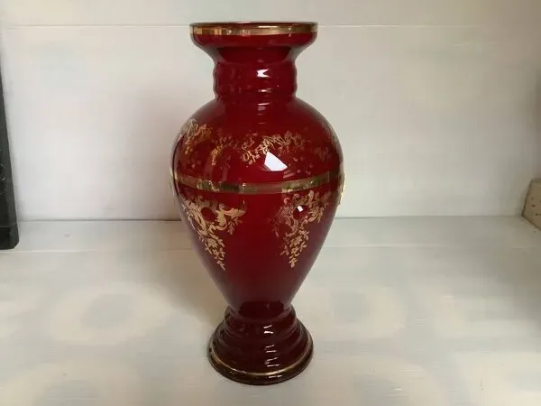 Illustration numéro 3 du produit Vase camée et cabochons rouges en verre bordeaux