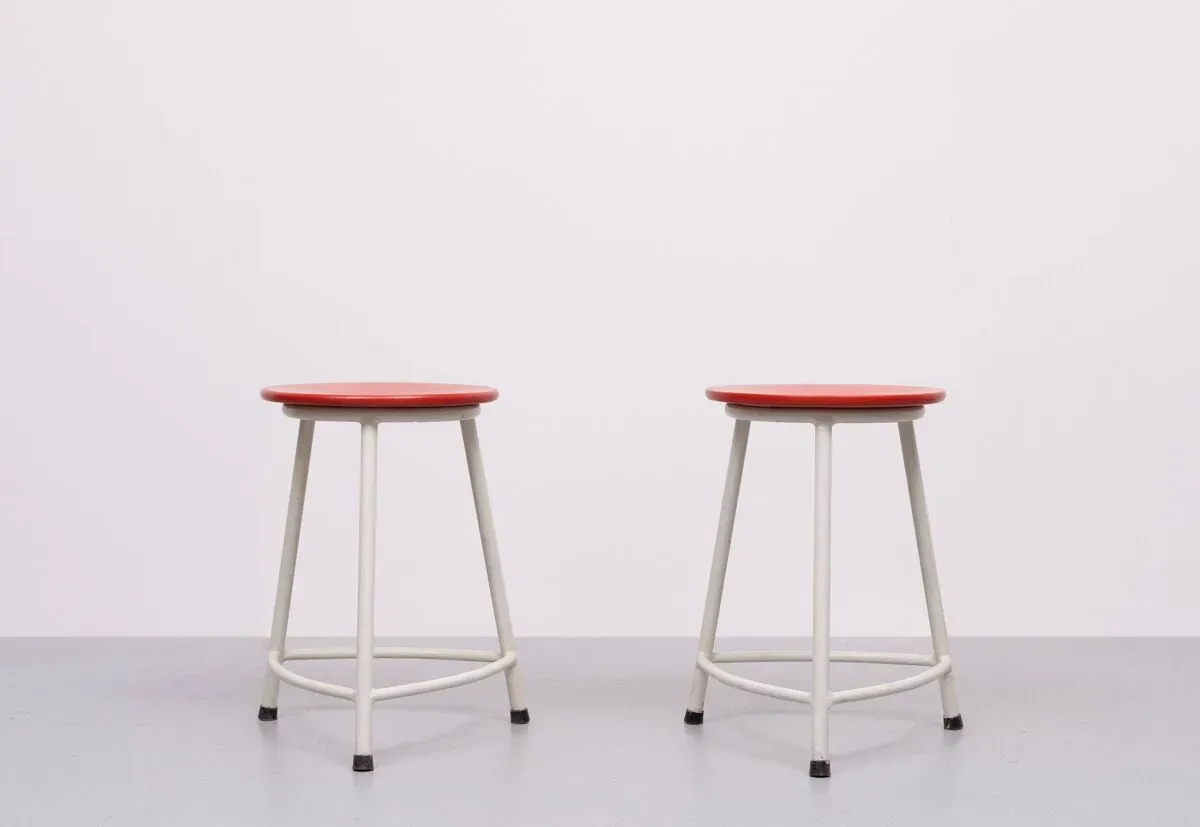 Illustration numéro 3 du produit paire de tabourets Ahrend de Cirkel Design Friso Kramer années 1950 Hollande