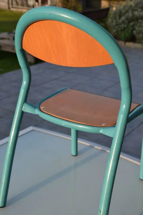 Illustration numéro 3 du produit Chaise vintage d'école maternelle