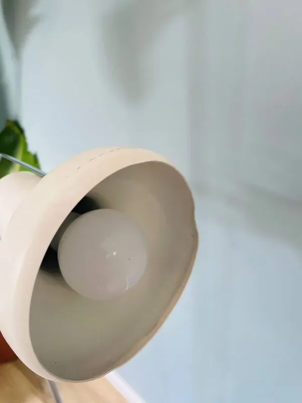 Illustration numéro 3 du produit Lampadaire en métal chromé et blanc, circa 1970