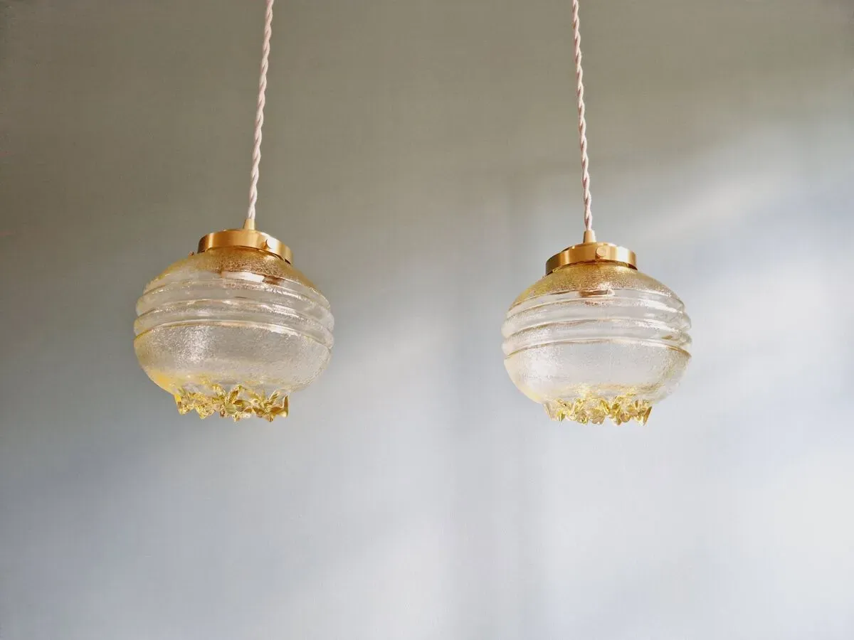 Illustration numéro 3 du produit Paire de Suspensions Space Age en verre transparent jaune, années 1960-70