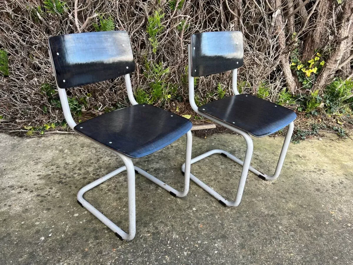 Illustration numéro 3 du produit Paire de chaises industrielles