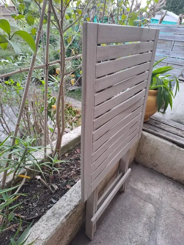 Illustration numéro 3 du produit Table jardin pliante en bois peinte en beige grisé carrée