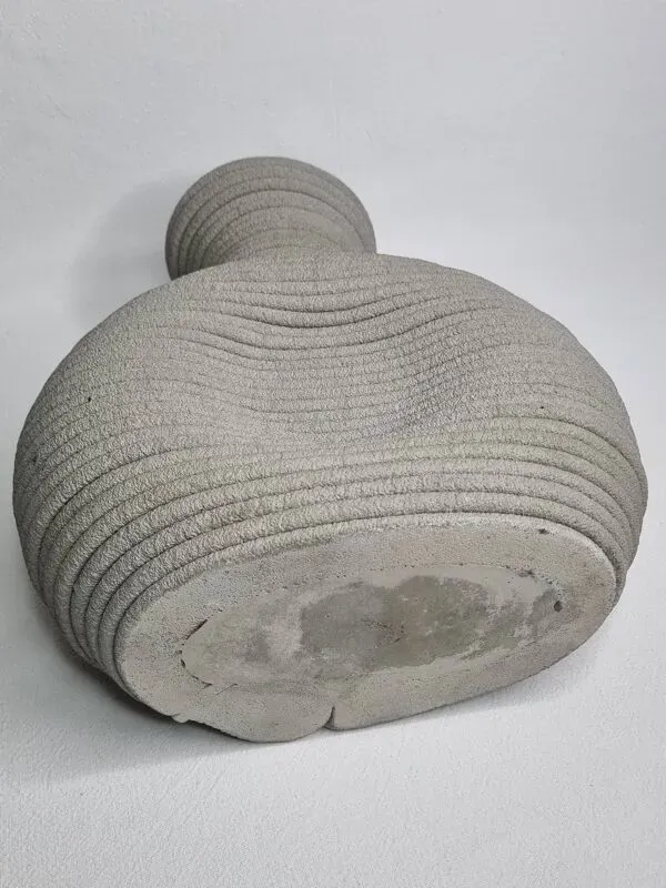 Illustration numéro 3 du produit Vase brutaliste en ciment texturé