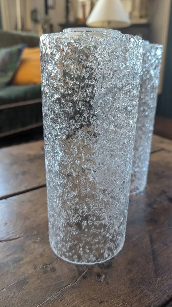 Illustration numéro 3 du produit Trio d'abat-jours en verre ''cratère 70's