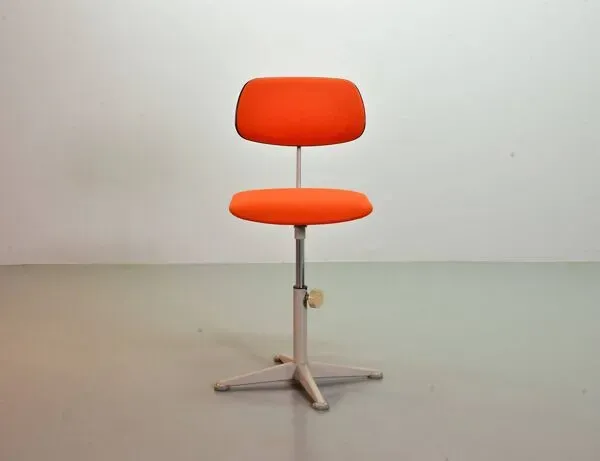 Illustration numéro 3 du produit Chaise de bureau industrielle Ahrend De Cirkel avec revêtement en tissu orange, années 1950