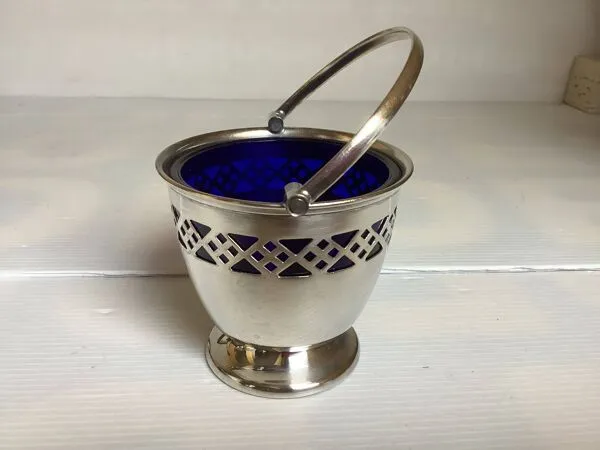 Illustration numéro 3 du produit Bonbonnière sucrier verrerie bleue argenté en métal