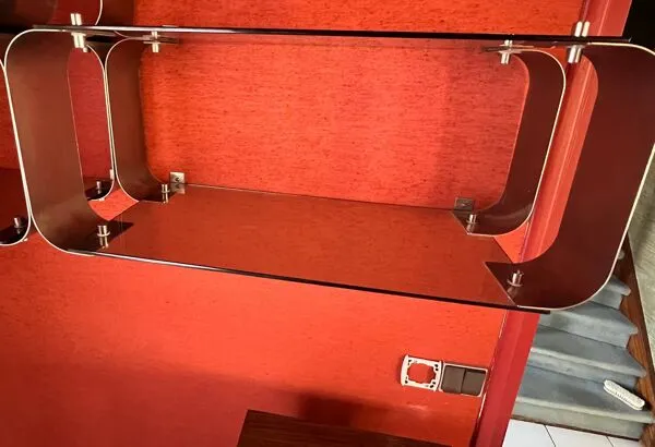 Illustration numéro 3 du produit Étagère murale design Donald Singer – années 70 – inox & verre fumé