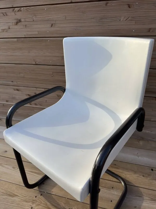 Illustration numéro 3 du produit Chaise cantilever vintage (piètement luge)