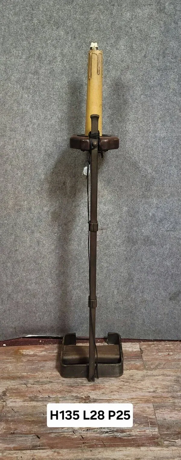 Illustration numéro 3 du produit lampadaire Design, à l’allure sculpturale