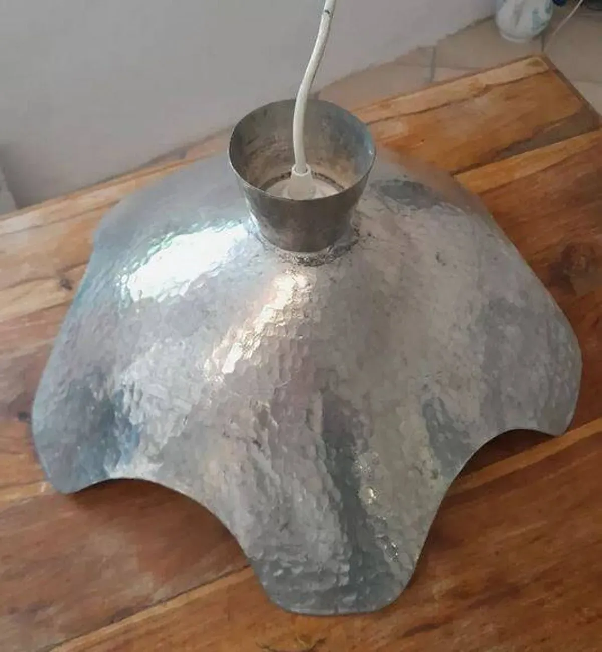 Illustration numéro 3 du produit Suspension en tôle martelée