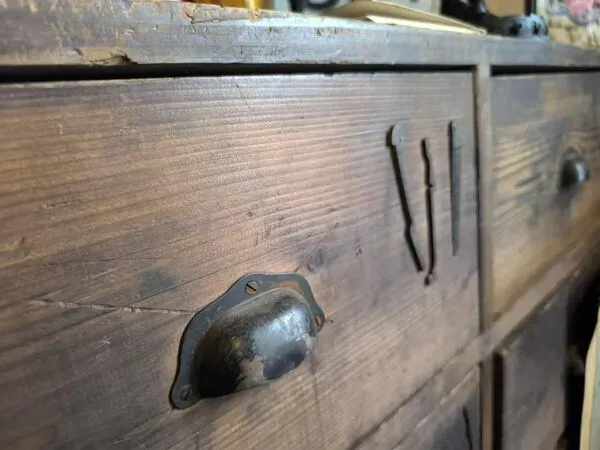 Illustration numéro 3 du produit Meuble de métier de coutelier - 24 tiroirs