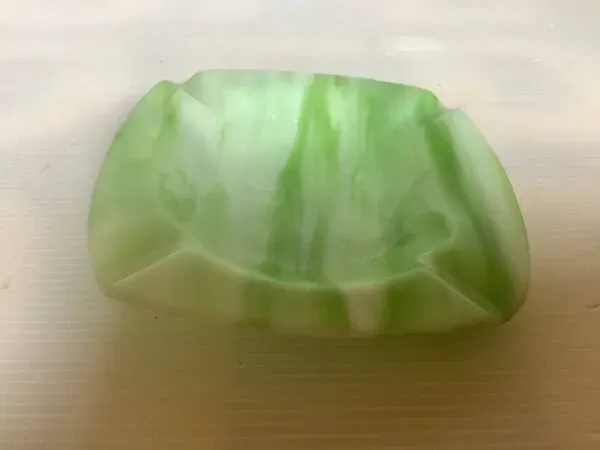 Illustration numéro 3 du produit Vide poche cendrier pâte de verre verte