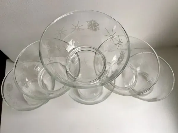 Illustration numéro 3 du produit Lot de 6 coupes à champagne gravées années 60